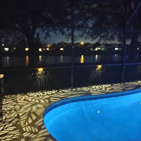 279 Square Meter Luxury Waterfront Home, Private Pool 15 Minutes From Disney!